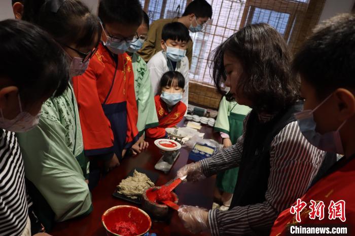 非遺傳承人介紹八寶印泥制作技藝?！「＝ㄊ」咆任幕芯繒﹫D