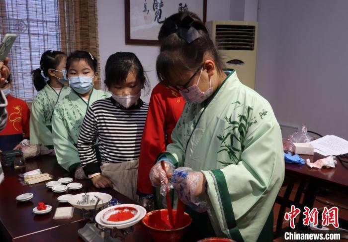 漳臺青少年動手制作屬于自己的“八寶印泥”?！「＝ㄊ」咆任幕芯繒﹫D