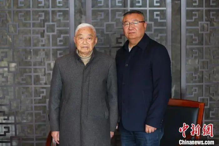 阮定東與兒子?！°蟛?攝