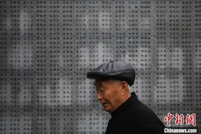 阮定東在侵華日軍南京大屠殺遇難同胞紀(jì)念館南京大屠殺遇難者名單墻前。泱波 攝
