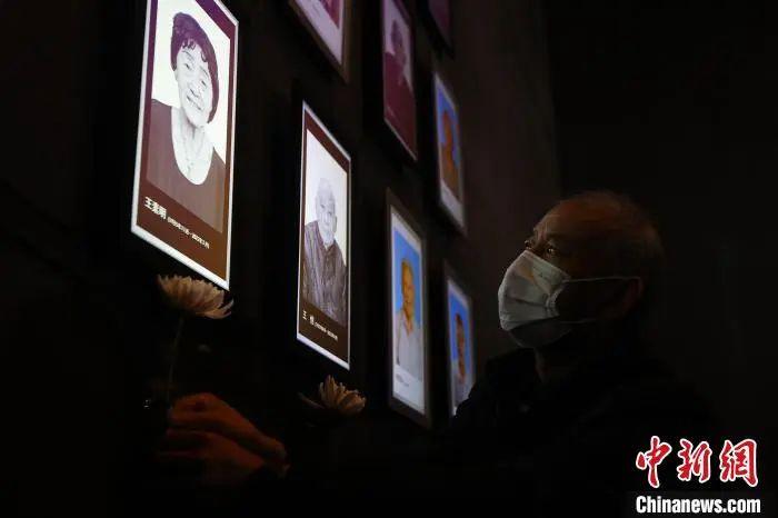 侵華日軍南京大屠殺遇難同胞紀(jì)念館為去世的南京大屠殺幸存者王素明舉行熄燈儀式，追思逝者。　泱波 攝