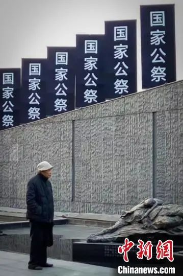 在侵華日軍南京大屠殺遇難同胞紀(jì)念館《母親的最后一口奶》雕塑作品前，常志強(qiáng)陷入回憶?！〕Ｐ∶饭﹫D