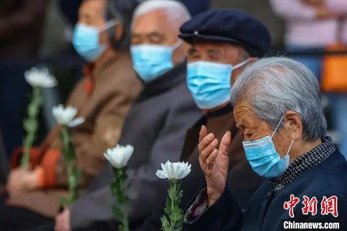 圖片艾義英(右)參加南京大屠殺死難者家庭祭告活動(dòng)?！°蟛?攝