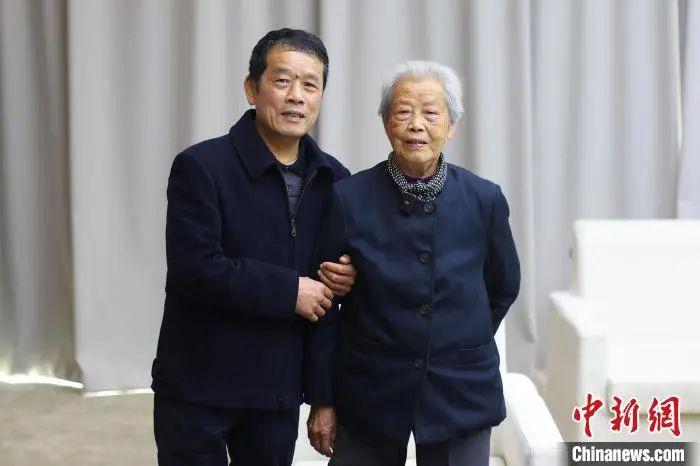 南京大屠殺幸存者艾義英和兒子黃興華?！°蟛?攝