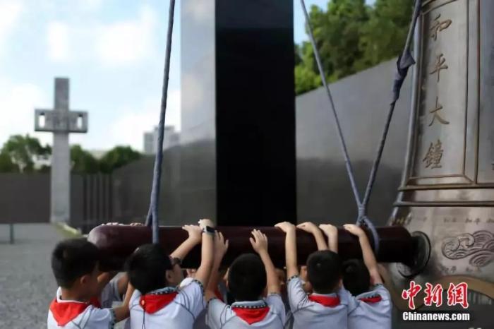 圖片南京小學(xué)生撞響和平大鐘。泱波 攝