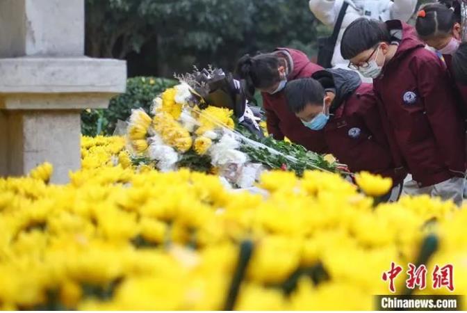 南京小學(xué)生在侵華日軍南京大屠殺遇難同胞正覺寺叢葬地悼念遇難同胞。泱波 攝