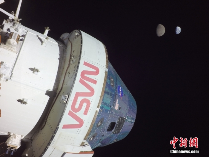 當(dāng)?shù)貢r(shí)間12月11日，美國(guó)國(guó)家航空航天局(NASA)的“獵戶座”飛船完成為期25.5天的無人繞月飛行任務(wù)，在墨西哥下加利福尼亞州附近的太平洋上濺落。圖為11月28日，“獵戶座”所攜影像設(shè)備拍攝的地球與月球“同框”照片。 <a target='_blank' href='/'>中新社</a>發(fā) NASA 供圖
