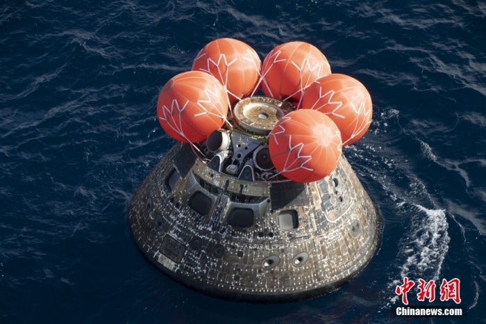 當(dāng)?shù)貢r(shí)間12月11日，美國(guó)國(guó)家航空航天局(NASA)的“獵戶座”飛船完成為期25.5天的無人繞月飛行任務(wù)，在墨西哥下加利福尼亞州附近的太平洋上濺落。 <a target='_blank' href='/'>中新社</a>發(fā) 　NASA/James M. Blair 供圖