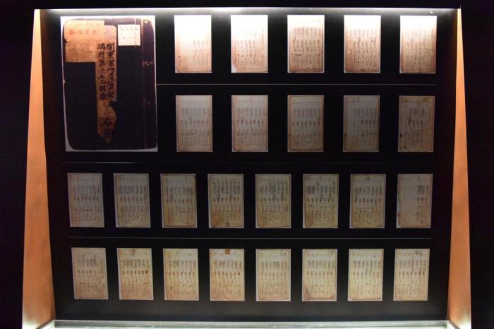 侵華日軍第七三一部隊(duì)罪證陳列館新展出的《關(guān)東軍防疫給水部留守名簿》。(新華社記者楊思琪 攝)