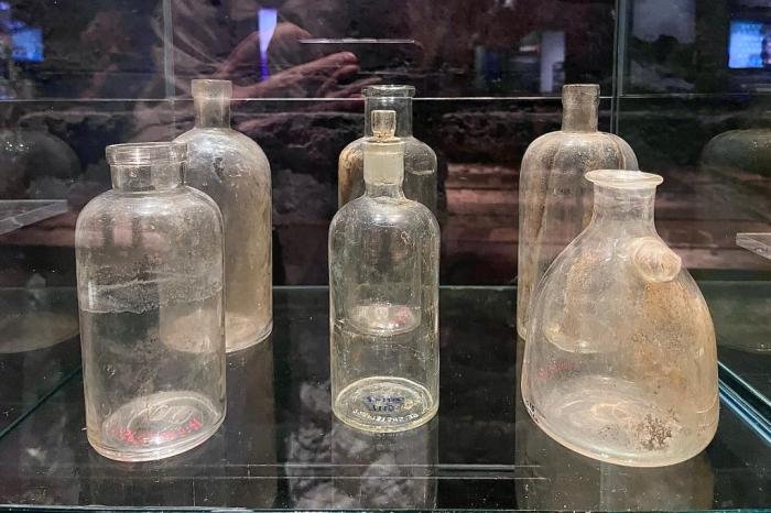 侵華日軍第七三一部隊(duì)罪證陳列館新展出的玻璃器皿。(新華社記者楊思琪 攝)