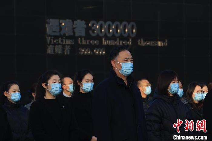 12月13日上午8時，升國旗、下半旗儀式在侵華日軍南京大屠殺遇難同胞紀(jì)念館舉行?！°蟛?攝