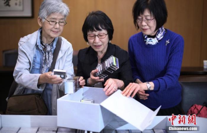 圖片2018年，日本友人松岡環(huán)女士將她記錄的南京大屠殺幸存者口述證言影像資料捐贈給侵華日軍南京大屠殺遇難同胞紀(jì)念館。泱波 攝