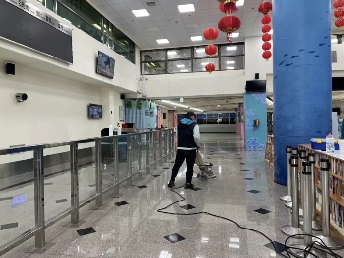兩岸“小三通”遲遲未開，水頭碼頭現(xiàn)在每天僅剩少數(shù)的打掃人員出沒。（圖源：臺灣《聯(lián)合報》）