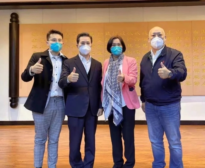金門縣長當(dāng)選人陳福海（左二）偕同民代陳玉珍（右二）縣議員陳志龍（左一）、金門縣議員當(dāng)選人陳錦偉等人赴廈門協(xié)商“小三通”復(fù)航相關(guān)事宜。（圖源：臺灣《聯(lián)合報》）