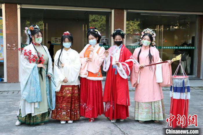 圖為學(xué)生的真人漫畫角色演出現(xiàn)場?！”辉L者供圖