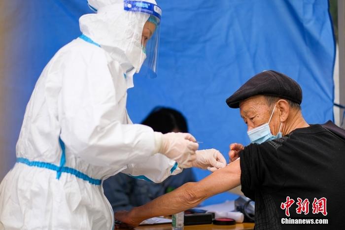資料圖：12月7日，重慶渝北區(qū)，一位老年人在新冠疫苗臨時(shí)接種點(diǎn)接種疫苗。 <a target='_blank' href='/'>中新社</a>記者 何蓬磊 攝