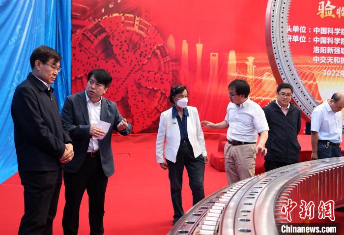 劉維民院士、李殿中研究員、李依依院士、胡小強研究員(左一至左四)在驗收活動上交流?！≈锌圃航饘偎?供圖