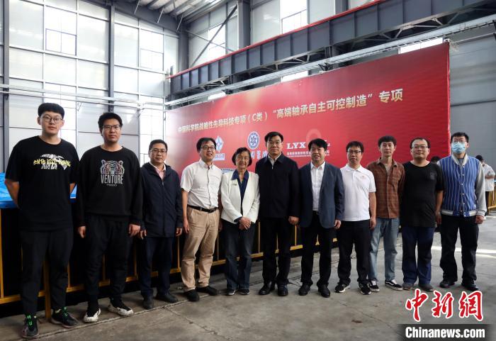 李依依院士(左五)、劉維民院士(左六)和李殿中(左七)、胡小強研究員(左四)與攻關團隊代表合影。　中科院金屬所 供圖