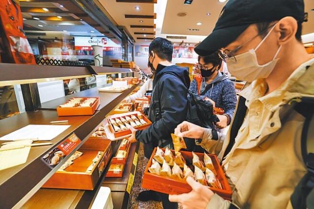 臺灣民眾前往佳德店鋪選購糕餅。（圖源：臺灣“中時新聞網(wǎng)”）