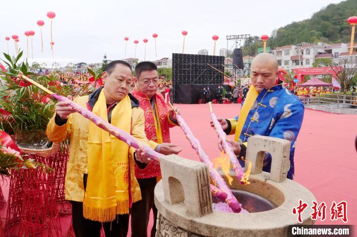 世界客屬第二十八次公祭客家母親河活動(dòng)現(xiàn)場(chǎng)。　長(zhǎng)汀縣委宣傳部供圖