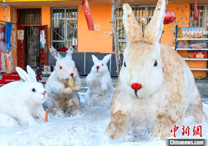 阿不都克因·阿不都哈德爾還準(zhǔn)備在這些雪雕兔子旁制作一個(gè)雪雕老鷹，讓雪雕作品更有故事性。　楊俊欽 攝