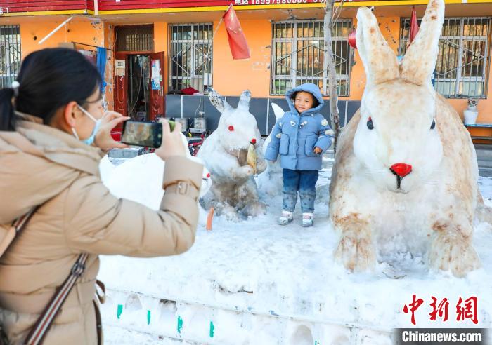 不少行人拍照上傳朋友圈，這些雪雕兔子經(jīng)社交平臺(tái)傳播一時(shí)成了當(dāng)?shù)亍熬W(wǎng)紅”?！羁J 攝
