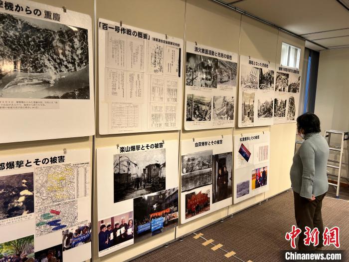 日本侵華戰(zhàn)爭圖片展12日至18日在日本東京舉行。圖為日本民眾參觀圖片展?！≈斐筷?攝