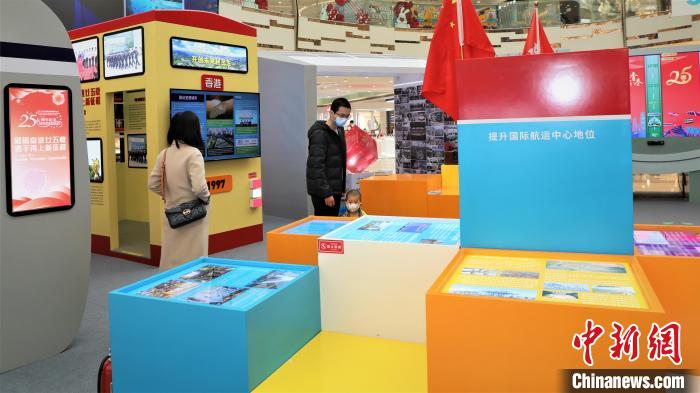圖為石家莊民眾在參觀展覽?！堨o 攝