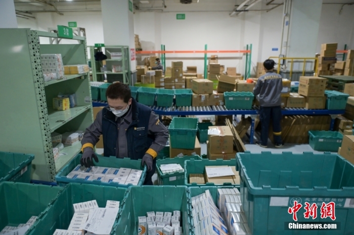 資料圖：工作人員在分揀打包藥品。 <a target='_blank' href='/'>中新社</a>記者 趙文宇 攝 　
