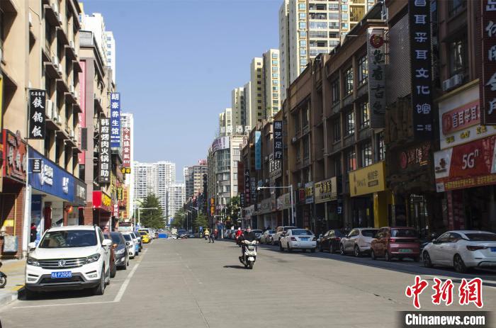 圖為整治后井然有序的防城港市伏波路中段。　翟李強 攝