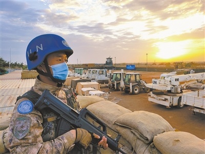 2021年10月，中國第九批赴馬里維和工兵分隊進行營區(qū)防衛(wèi)演練。圖為分隊哨兵正在營區(qū)3號防衛(wèi)工事警戒觀察。王宏陽 攝