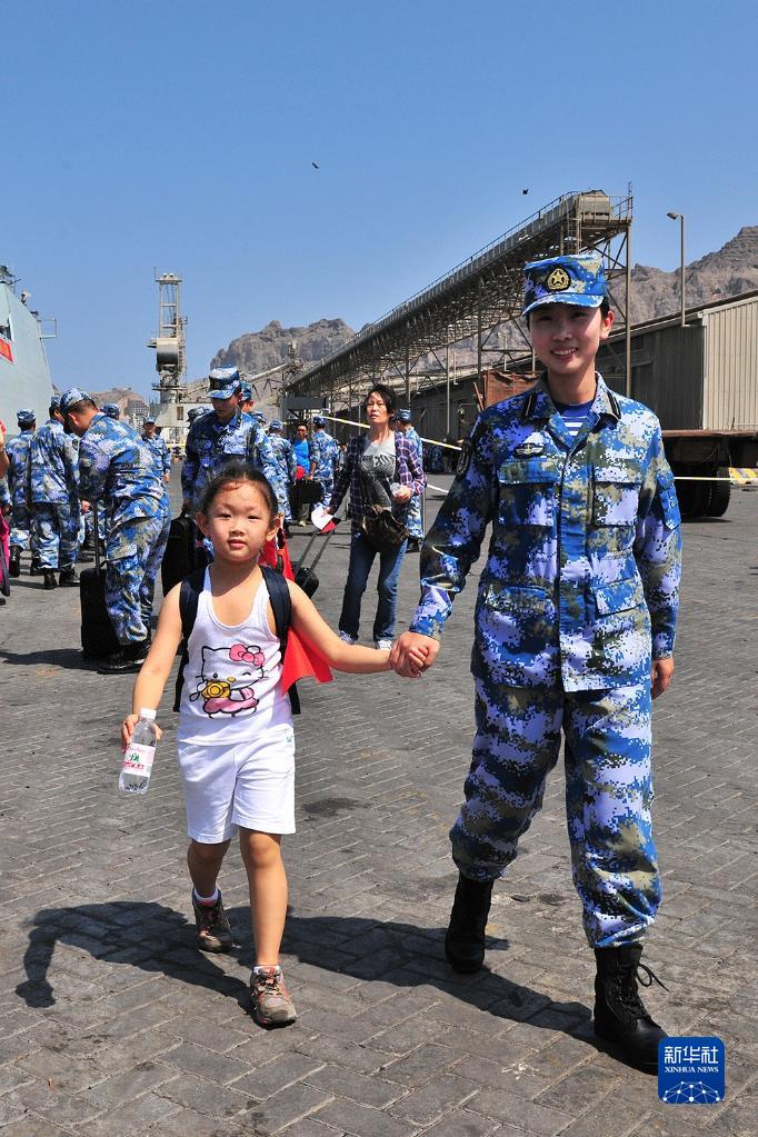 2015年3月29日，中國海軍第十九批護航編隊臨沂艦抵達也門亞丁港，臨沂艦女艦員幫助撤離的兒童登艦。新華社發(fā)（熊利兵攝）