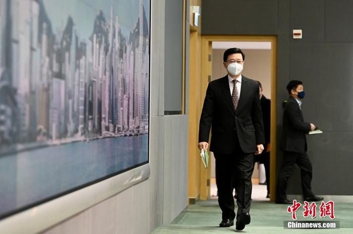 12月20日上午，香港特區(qū)行政長官李家超出席行政會議前會見傳媒時(shí)表示，21日下午將出發(fā)到北京述職，并把目前香港的情況向領(lǐng)導(dǎo)人作詳細(xì)報(bào)告，包括社會經(jīng)濟(jì)狀況、政治環(huán)境和管控疫情等方面。 <a target='_blank' href='/'>中新社</a>記者 李志華 攝