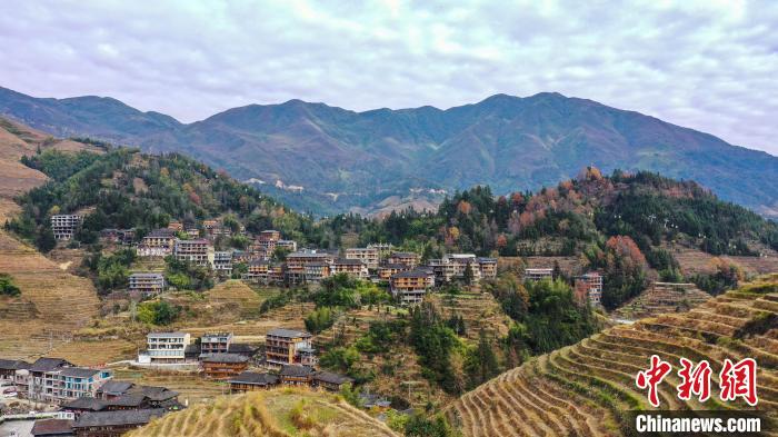 圖為12月19日，無人機(jī)航拍的大寨村?！钭谑?攝