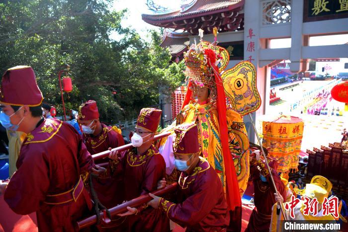 信眾恭請(qǐng)媽祖金身回鑾。   圖片來源：中新網(wǎng)