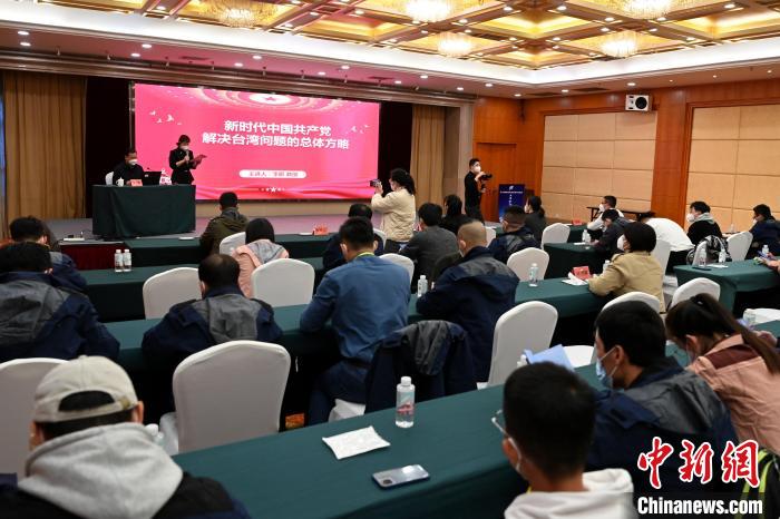 廈門大學(xué)臺(tái)灣研究院院長李鵬教授為兩岸青年代表進(jìn)行授課。　張金川 攝