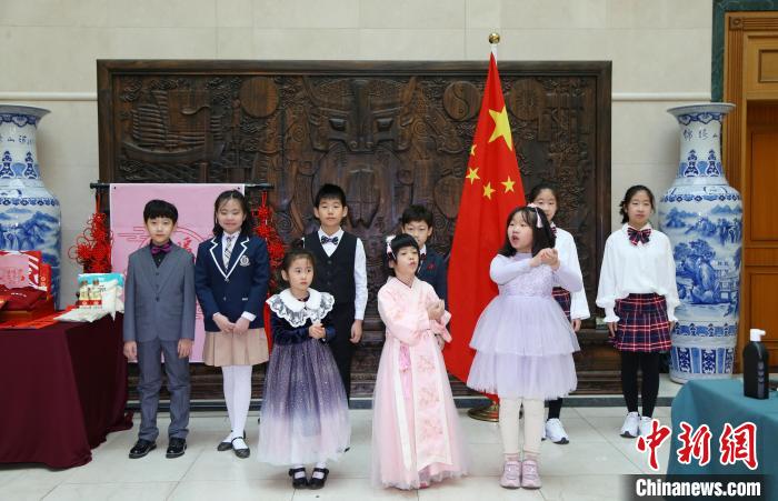 大邱中國(guó)傳統(tǒng)文化藝術(shù)學(xué)院的華裔小朋友們表演詩(shī)朗誦《年味兒》并給大家拜年?！≈袊?guó)駐釜山總領(lǐng)館供圖