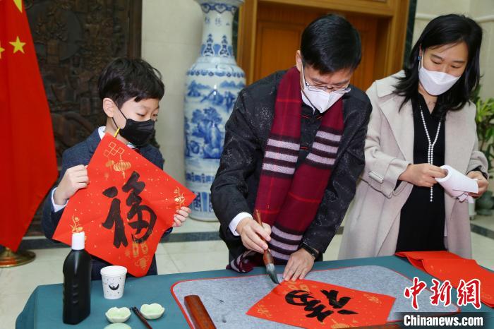 陳日彪總領(lǐng)事現(xiàn)場(chǎng)揮毫潑墨寫(xiě)福、送福?！≈袊?guó)駐釜山總領(lǐng)館供圖