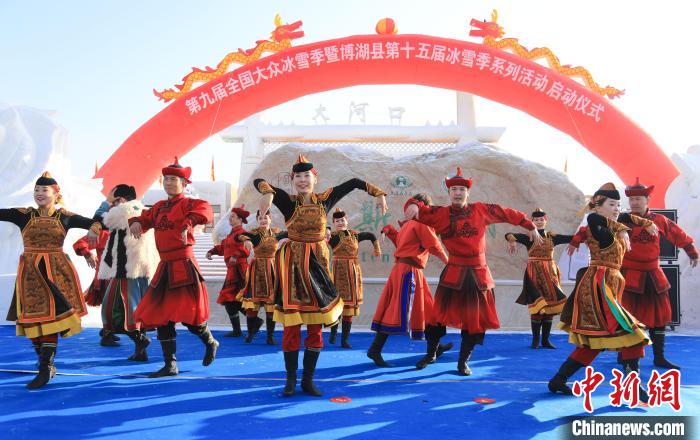 薩吾爾登舞蹈、馬頭琴演奏等精彩的民俗文化展演爭相亮相舞臺。　胡侍琦 攝