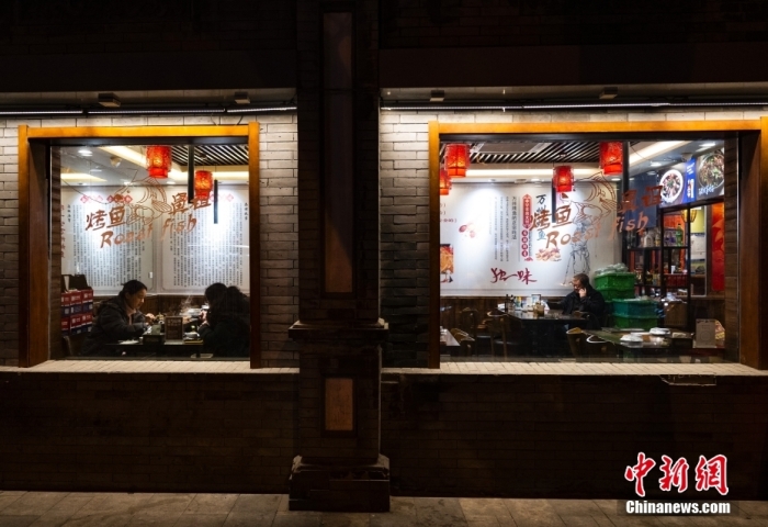 資料圖：一些市民在北京市東直門內(nèi)大街的“簋街”的餐廳享用晚餐。 <a target='_blank' href='/'>中新社</a>記者 侯宇 攝
