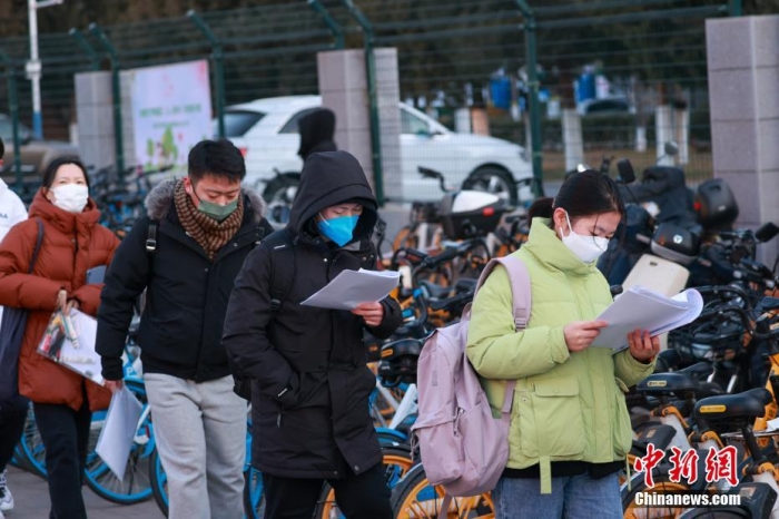 12月24日，2023年全國碩士研究生招生考試正式開考，全國報(bào)考人數(shù)為474萬。圖為北京工業(yè)大學(xué)考點(diǎn)外，考生在進(jìn)入考場(chǎng)前加緊復(fù)習(xí)。 <a target='_blank' href='/'>中新社</a>記者 賈天勇 攝