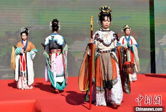 圖為《海峽神明秀》漢服展示?！蚊?攝