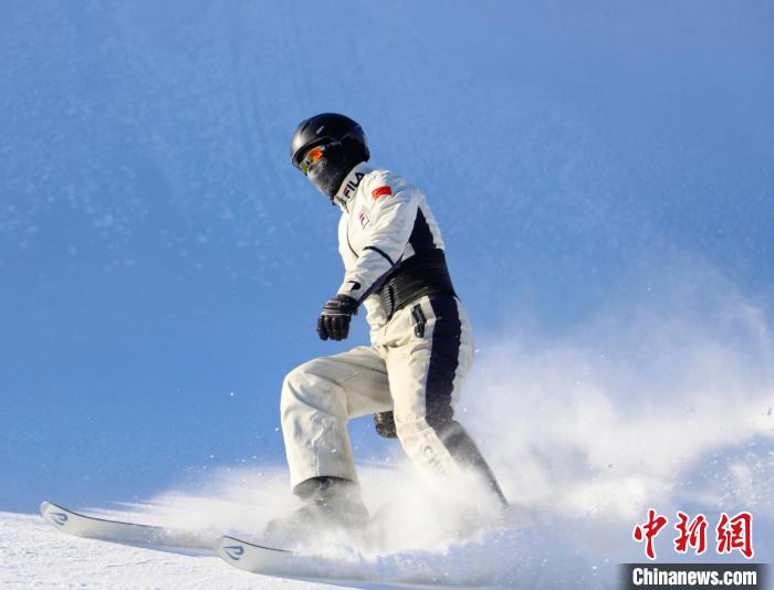 圖為在阿爾山進(jìn)行冬季專項(xiàng)訓(xùn)練的運(yùn)動(dòng)員?！≡S文軍 攝