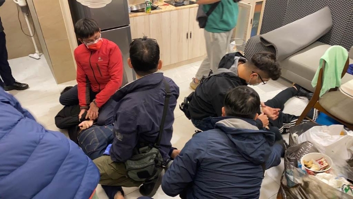 臺中市第五分局獲報後鎖定北屯區(qū)太原路一公寓大樓，25日集結(jié)優(yōu)勢警力，破門攻堅逮捕2名看守控制嫌犯，並營救4名被害人。（臺中市第五分局提供／馮惠宜臺中傳真）