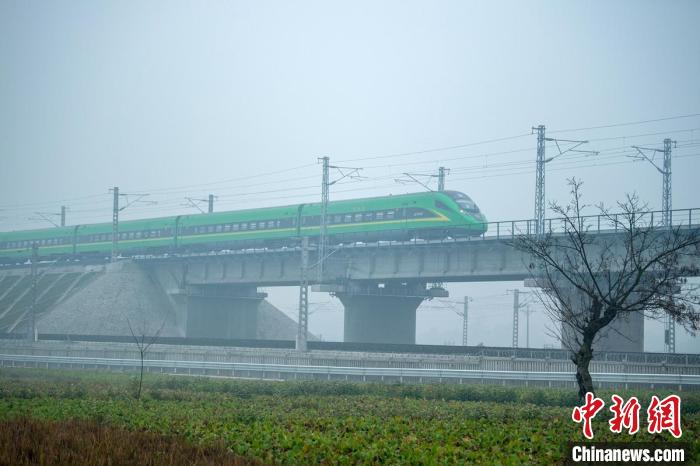 26日，新成昆鐵路全線通車運營?！⒅铱?攝