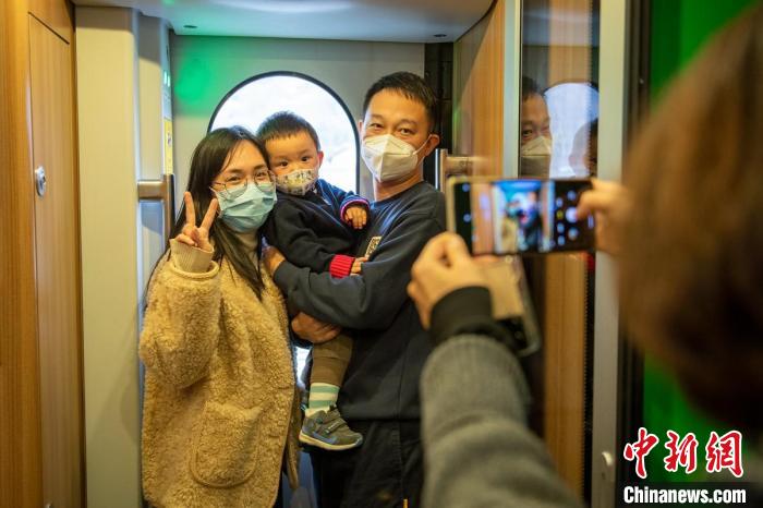 新成昆鐵路首發(fā)列車車廂內，乘客一家人拍照留念?！⒅铱?攝