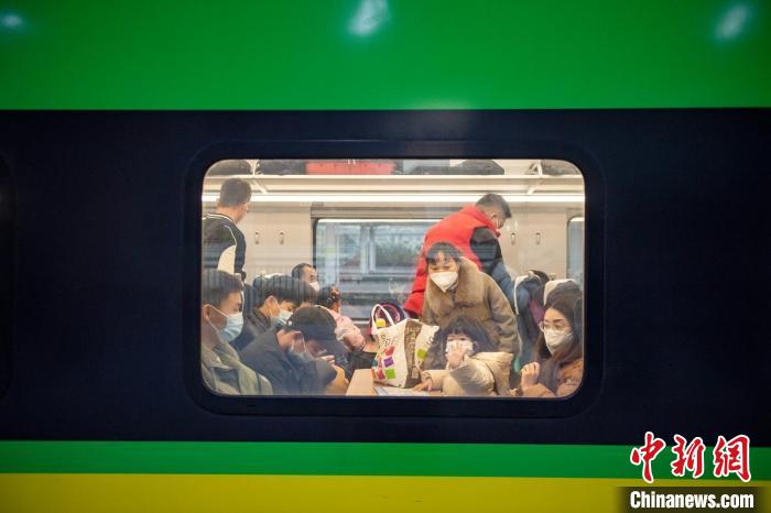 新成昆鐵路首發(fā)列車車廂?！⒅铱?攝