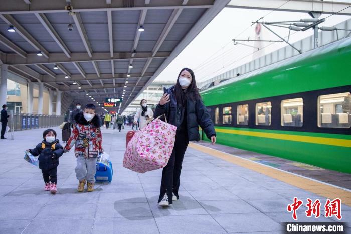 成都南站，一名母親與孩子搭乘新成昆鐵路首發(fā)列車?！⒅铱?攝
