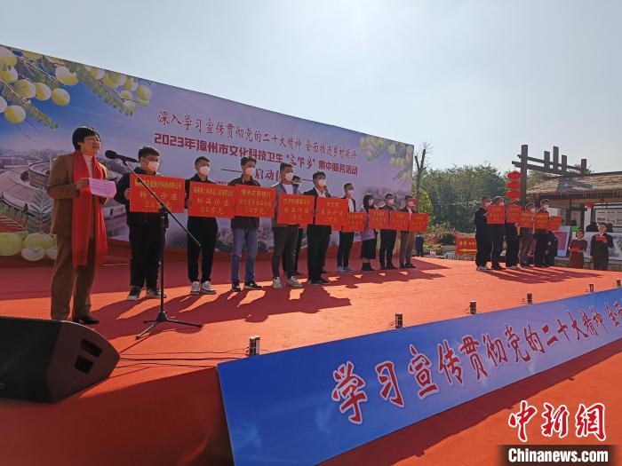 活動現(xiàn)場，市縣單位捐贈款物。　廖珍妹 攝