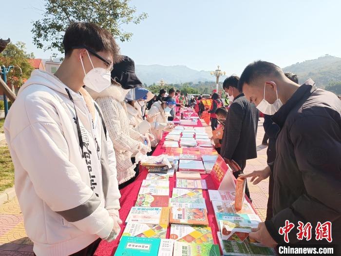 群眾翻閱科普圖書獲取信息?！×握涿?攝
